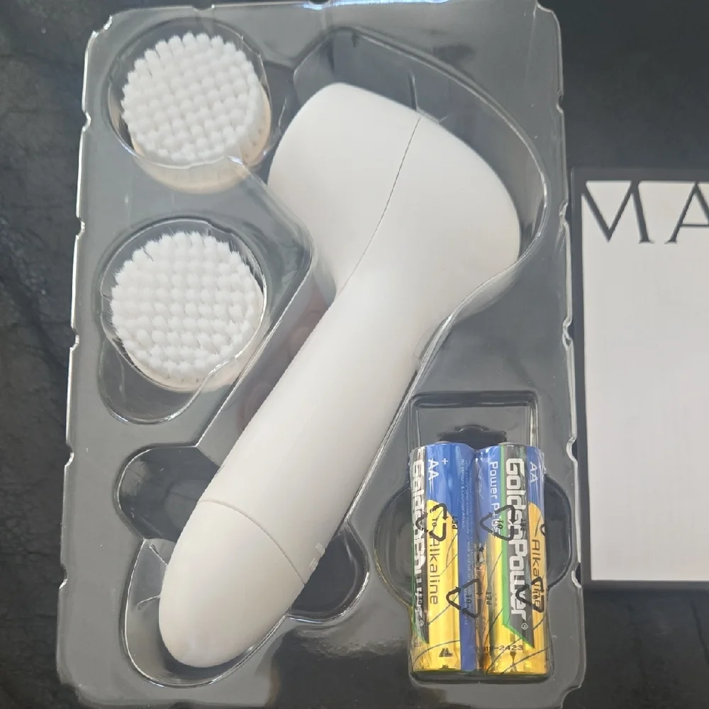 Mary Kay Skinvigorate Cleansing Brush in Pale Pink and White